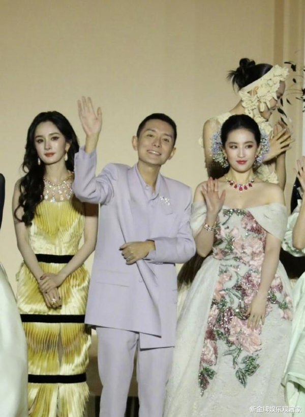 股联社 VOGUE大合影把我看哭了: 娜扎一把拉过杨幂! 这波操作比C位更吸睛